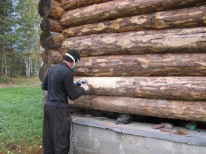 Обробка деревяного будинку зовні: захист деревини, огляд виробників, процес обробки