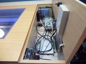 Верстат для різання фанери: особливості вирізання по прямій, фігурне випилювання, використання лобзикового верстата і гравера з лазерною головкою