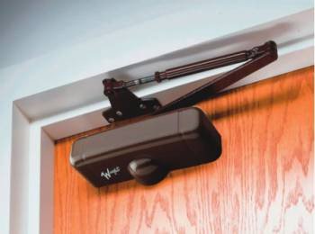 Які бувають доводчики дверей?