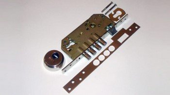 Як розібрати замок вхідних дверей?