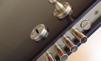 Як врізати замок в металеві двері?