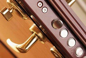 Пристрій дверного замка (будова) в розрізі: склад, схема