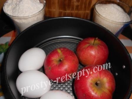 Шарлотка з яблуками: простий рецепт з фото