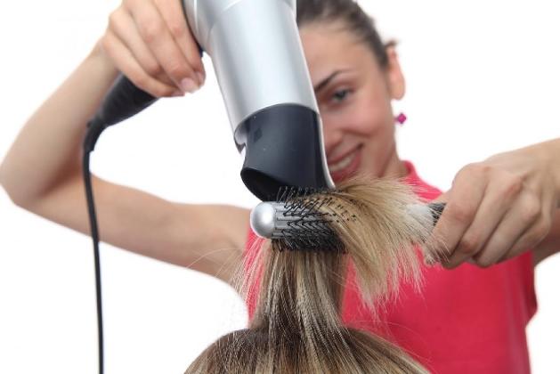 Як випрямити хвилясте волосся в домашніх умовах з використанням фена.
