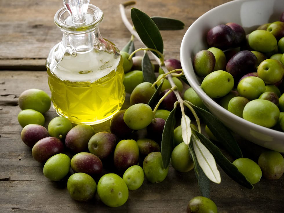 Оливкова олія для волосся: склад, застосування, користь