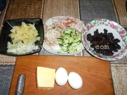 Салат: курка, ананас, чорнослив, волоський горіх, огірок