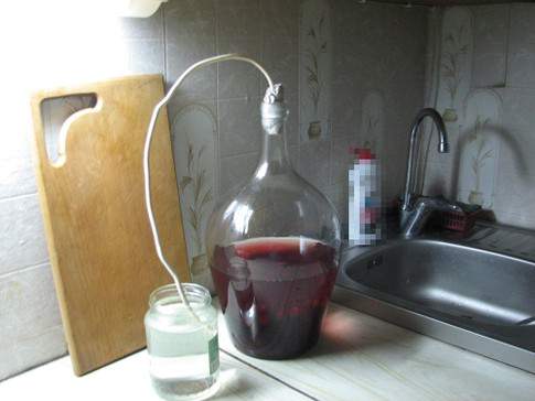 Аксесуари для вина домашнього приготування.