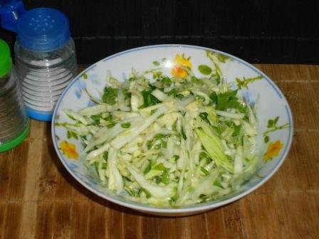 Як приготувати салат з свіжої капусти