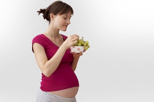 Виноград при вагітності: чи можна їсти, чим корисний