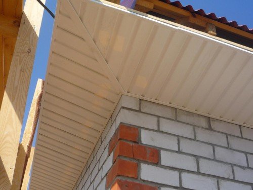 Підшивка карниза даху: покрокова інструкція