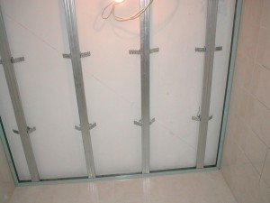 Пластиковий стеля у ванній кімнаті і його фото — відео установки стельових панелей з ПВХ своїми руками