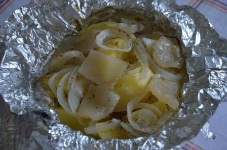 Картопля з салом у фользі в духовці