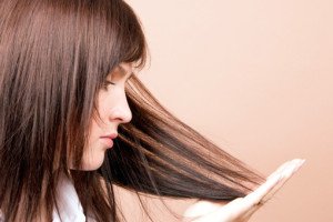 Що необхідно зробити при перетині волосся: лікування і відновлення пошкоджених кінчиків
