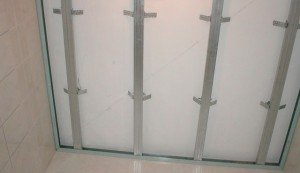 Решетування стелі під пластикові панелі — каркас для стельового ПВХ