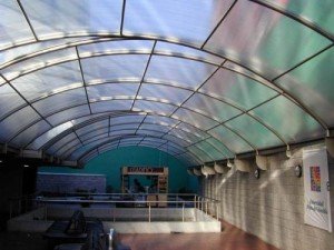Прозора покрівля з полікарбонату — фото полікарбонатною даху
