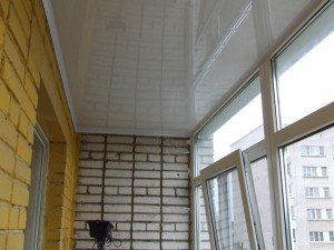 Стелю на балконі з пластикових панелей ПВХ — обшивка лоджії з пластику своїми руками
