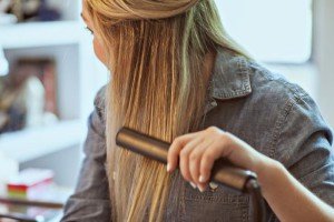Випрямлення волосся в домашніх умовах за допомогою праски
