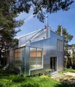 Будинок з полікарбонату — переваги даху будиночка із стільникового матеріалу