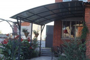Навіс у дворі з полікарбонату — полікарбонатні прибудови до будинку