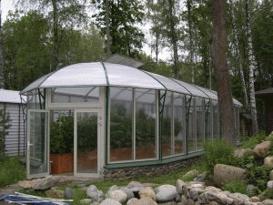Зимовий сад з полікарбонату і його фото — монтаж даху з стільникового матеріалу своїми руками
