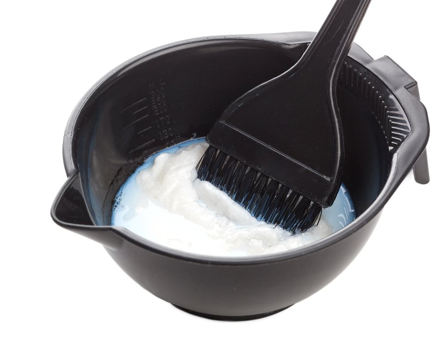 Знебарвлення волосся в домашніх умовах: підготовка та процес фарбування