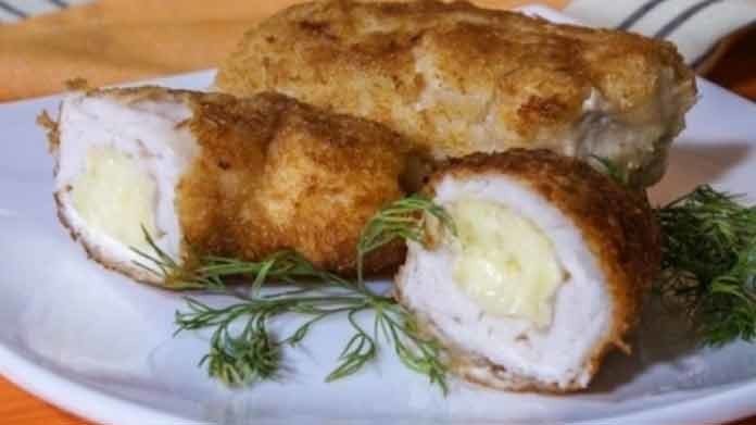 Курячий рулет з сиром в духовці