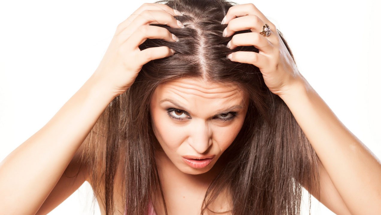 Чому шкіра голови сильно свербить (свербіж) і випадають волосся: причини та боротьба з ними