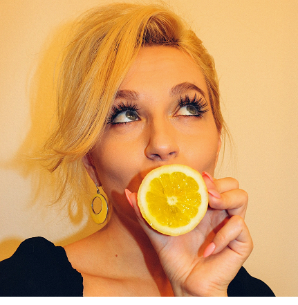 Освітлення волосся лимонною кислотою: правильне ополіскування, користь лимонного соку