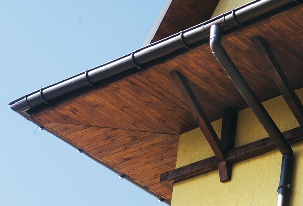 Яку вибрати покрівлю для даху деревяного будинку