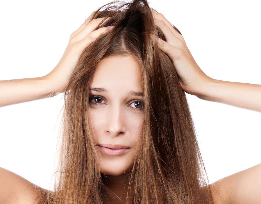 Дізнайся, чому болять корені волосся на голові: причини болю цибулини на маківці