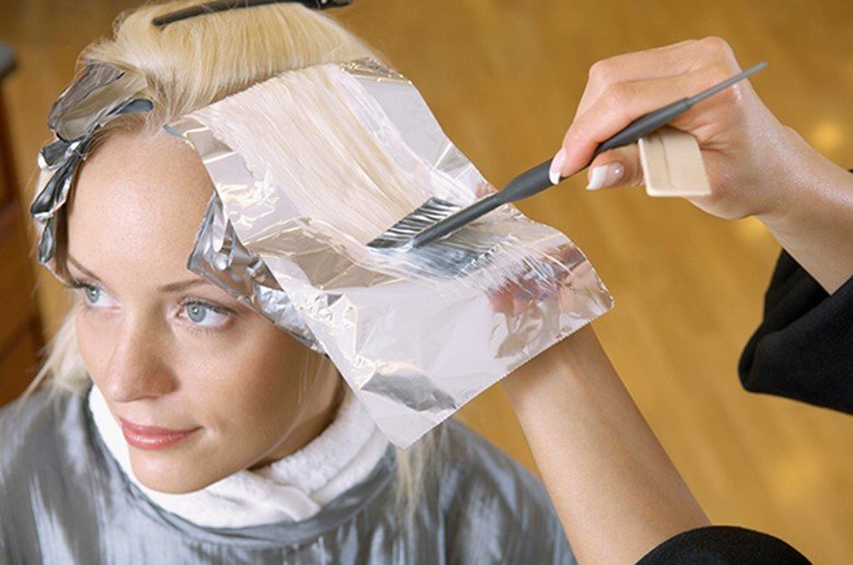Як освітлити волосся перекисом водню: легке знебарвлення по кроках