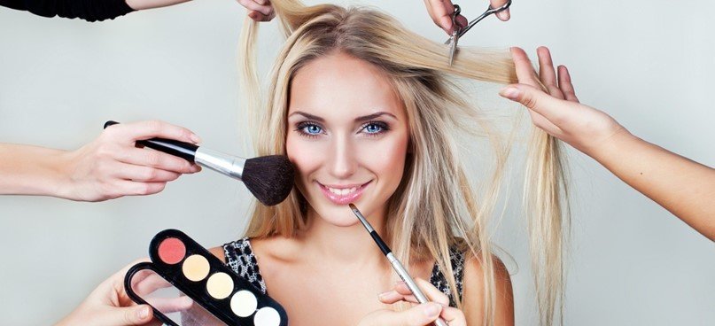 Фарбування волосся: у чому перевага процедури в салоні краси або перукарні