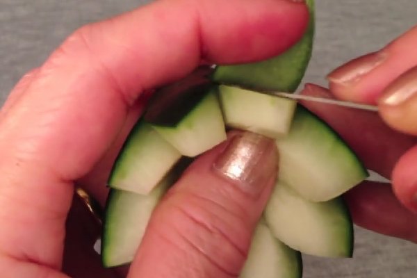 Як зробити лілію з огірка своїми руками