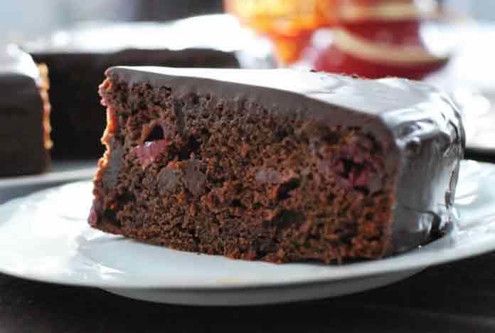 Шоколадний торт з вишнею в мультиварці