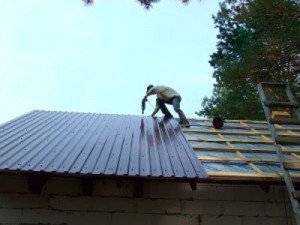 Пристрій даху з профнастилу: матеріали та способи виробництва робіт