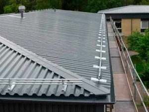Пристрій даху з профнастилу: матеріали та способи виробництва робіт