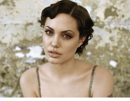 Зачіски Анджеліни Джолі з чубком і без неї: як зробити укладку в такому стилі
