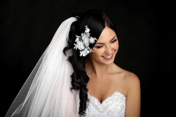 Красиві зачіски на весілля для нареченої: вибираємо стильний образ дівчини