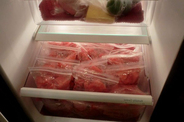 Скільки зберігається розрізаний кавун в холодильнику