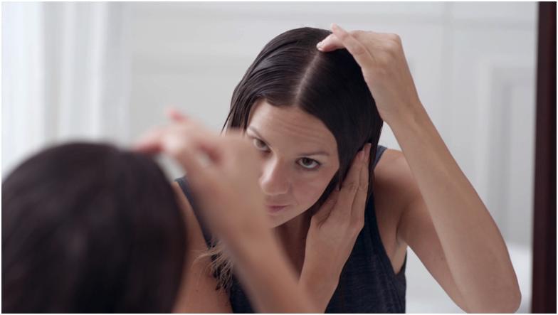 Дізнайся, чому болять корені волосся на голові: причини болю цибулини на маківці