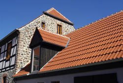 Яку вибрати покрівлю для даху деревяного будинку