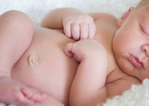 Пупкова грижа у новонароджених: причини, симптоми, лікування