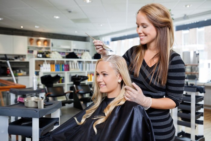 Фарбування волосся: у чому перевага процедури в салоні краси або перукарні