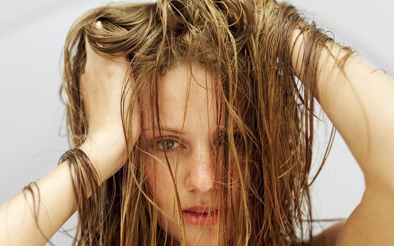 Догляд за жирним волоссям: як правильно мити, маски в домашніх умовах