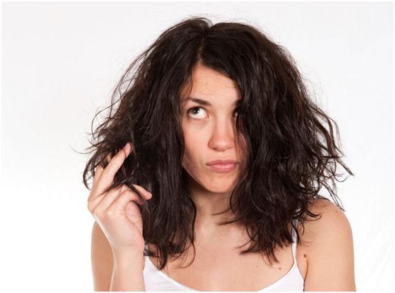Правильний догляд за сухим волоссям: 5 причин неживого типу волосся