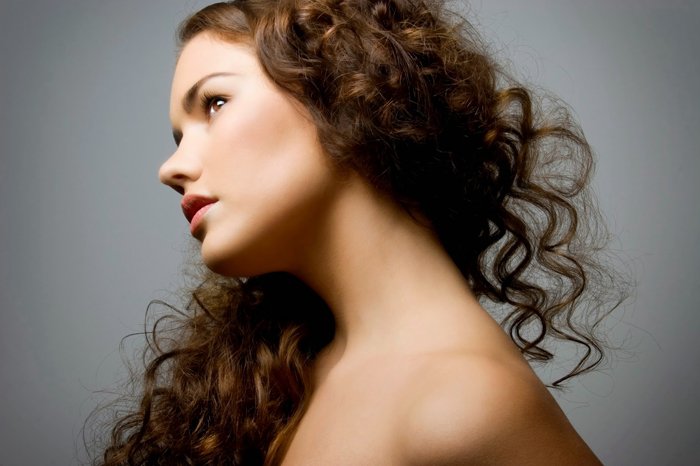 Модні жіночі зачіски (стрижки) на короткі, середні і довгі кучеряві волосся