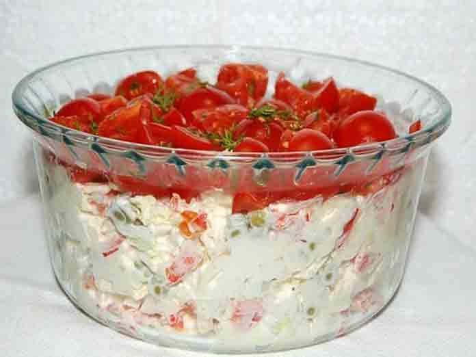 Салат червона шапочка з помідорами і куркою