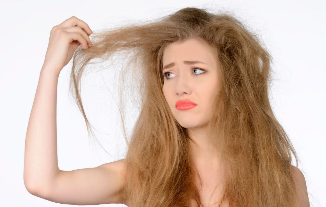 Правильний догляд за сухим волоссям: 5 причин неживого типу волосся