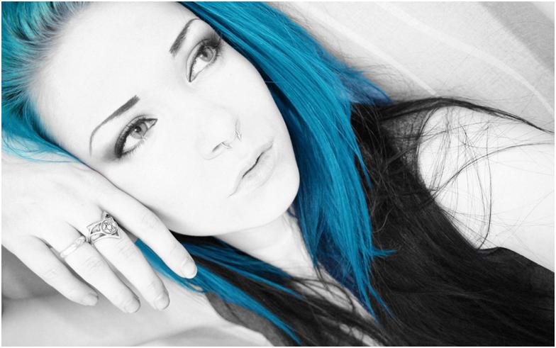 Блакитний колір волосся для екстравагантного і загадкового образу жінки
