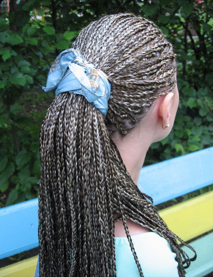 Кіски зізі (афрокосички): штучно або натурально заплетене в зачісці